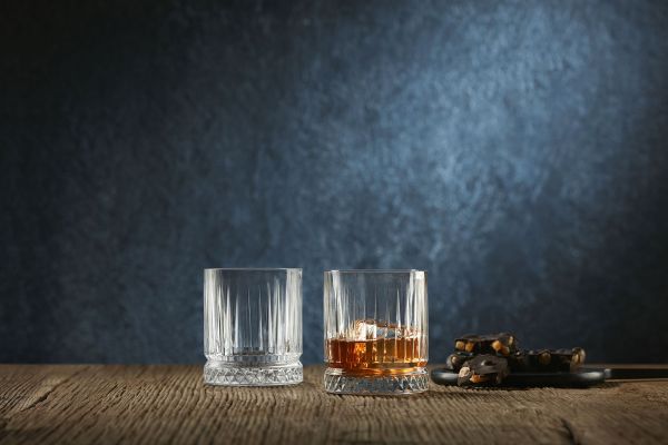 Bicchieri Elysia Pasabahce e cioccolato. Eleganza e design per degustare distillati.