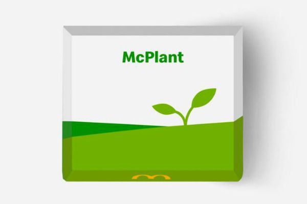 McPlant: alternativa plant-based per horeca. Packaging verde con germoglio, simbolo di un'offerta vegetale innovativa e sostenibile.
