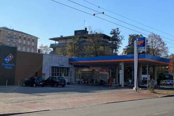 Parma: stazione IP e Domino's Pizza. Partnership a Parma. Distributore carburante e pizzeria.