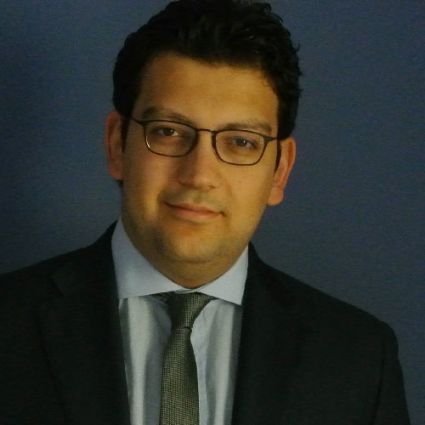 Uomo in giacca e cravatta. Servizi C&C per la ripartenza.