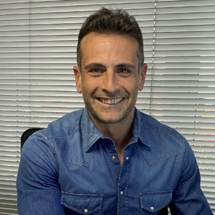 Rocco Caramico di C&C, servizi per la ripartenza. Sorriso, camicia di jeans.