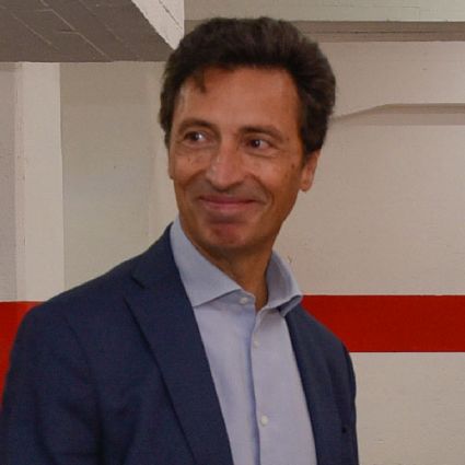 Salvoni Maiorana C&C, servizi ripartenza. Ritratto uomo in giacca, consulenza aziendale.