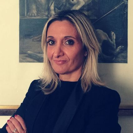 Spampani C&C, servizi per la ripartenza. Ritratto di donna bionda con giacca nera.