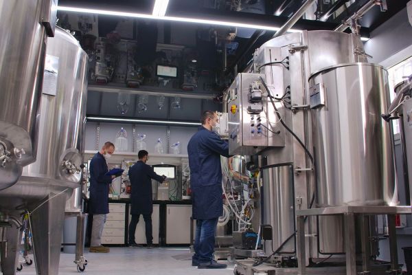 Laboratorio SuperMeats. Produzione di carne coltivata The Chicken. Ricerca e sviluppo di alimenti cell-based.