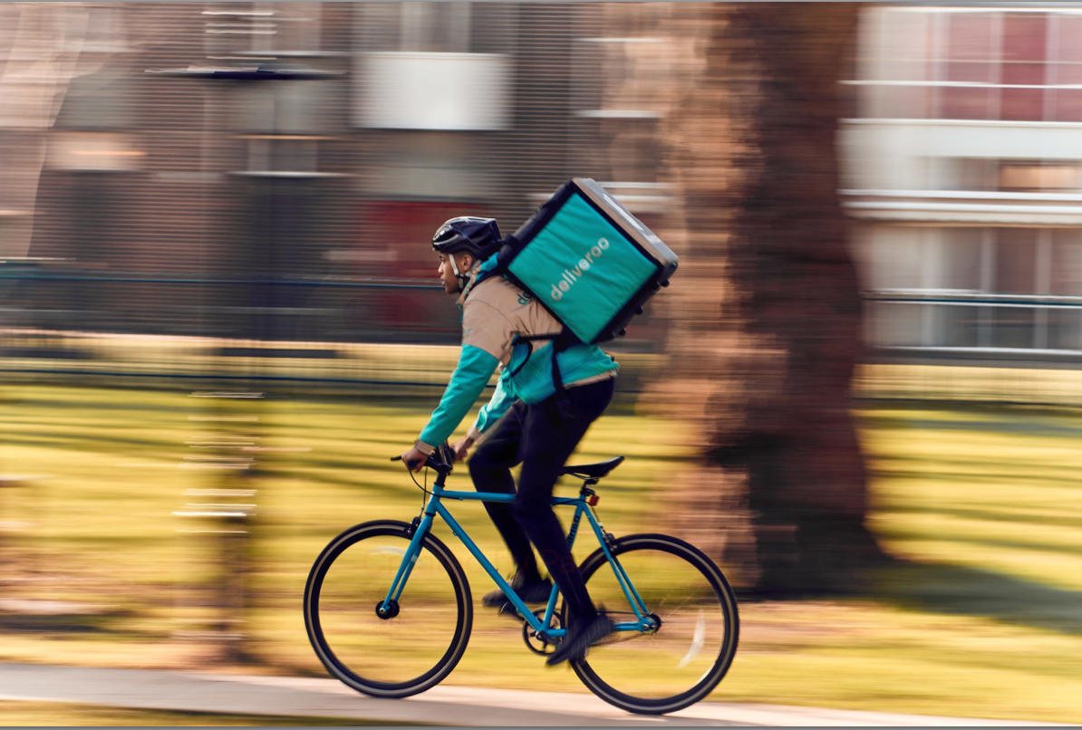 Deliveroo, con la quotazione un fondo per premiare i rider