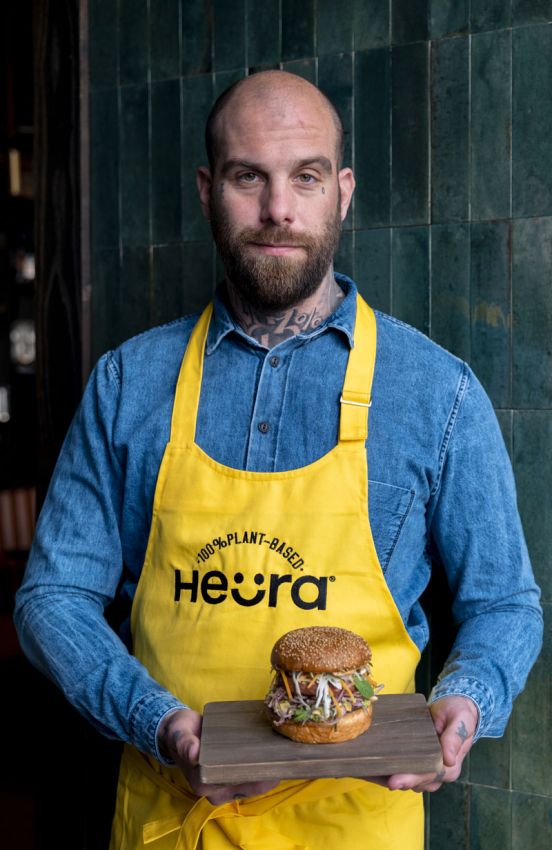 Eugenio-Roncoroni-chef-de-Al-Mercato,-presenta-il-nuovo-Heura-Burger