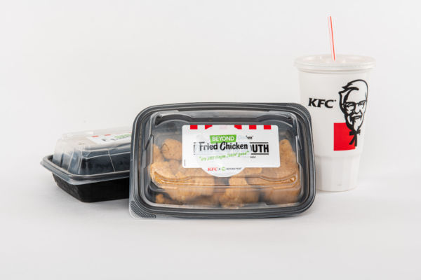 Tendenze food 2022: Beyond Chicken fritto UTH di KFC e bevanda. Innovazione nel settore alimentare.