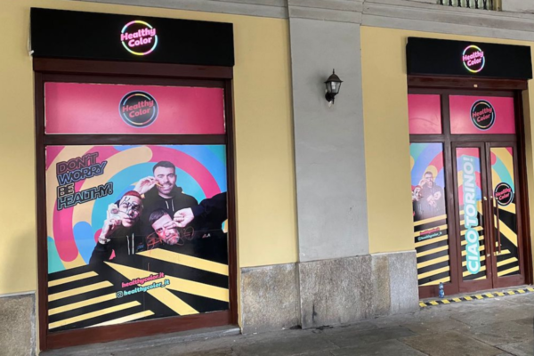 Healthy Color Torino: negozio con vetrine colorate e logo. Espansione a Torino.