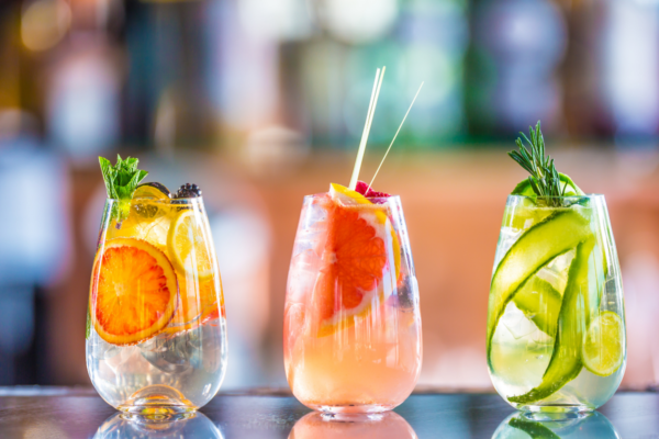 Tre cocktail Sanpellegrino per Dry January. Bevande con agrumi, cetriolo e rosmarino.