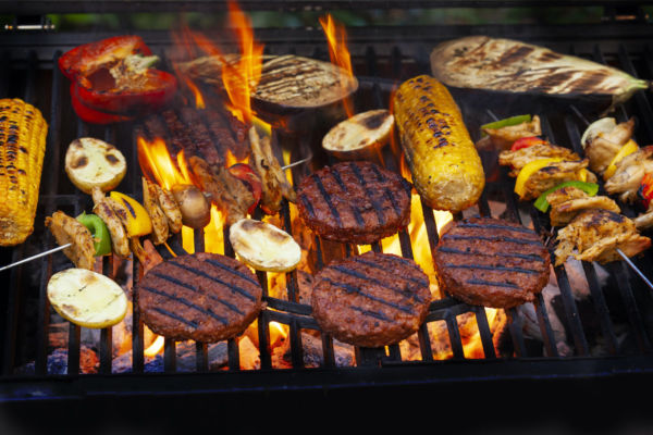 Grigliata Heura: hamburger vegani, spiedini di verdure e mais alla griglia. Alternativa vegetale gustosa.