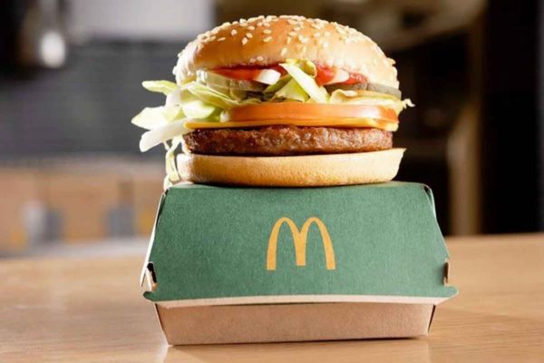 McPlant di McDonald's. Burger plant-based su confezione verde. Tendenze food 2022, cibo sostenibile e innovativo.