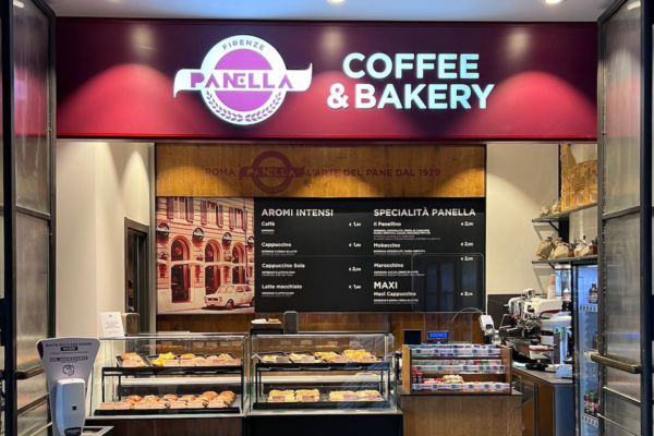 Chef Express Panella a Firenze Santa Maria Novella: vetrina con dolci e menù.