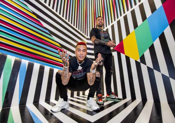 Sfera Ebbasta e Andrea Petagna da Healthy Color a Torino. Design a strisce e colori.