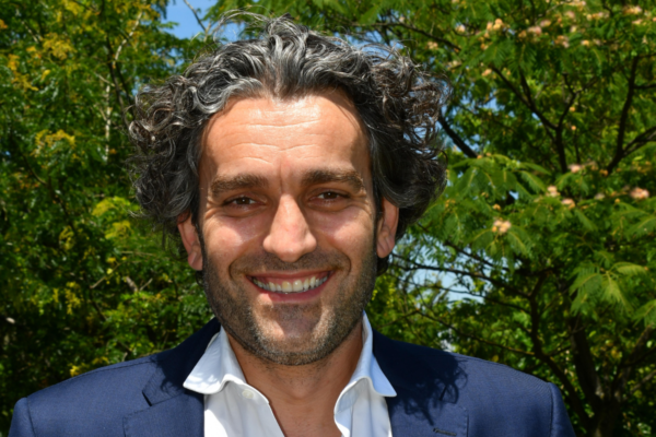 Ritratto di uomo, esperto Horeca, selezione marchi materie prime di alta qualità.