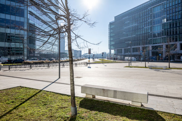 Spark Food District Milano: area esterna con edifici moderni e panchina. Quartiere Santa Giulia.