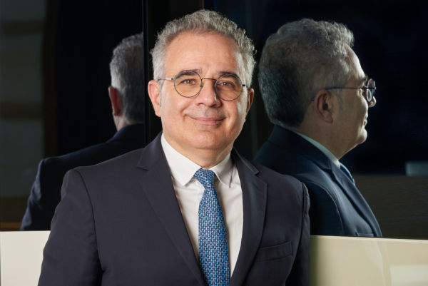 Luca Cuzziol, esperto di fine wine e vini naturali. Ritratto in giacca e cravatta.