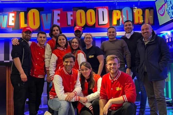 Team Golocious Sbamburger a Roma. Gruppo sorridente in posa, food porn, giacche rosse.