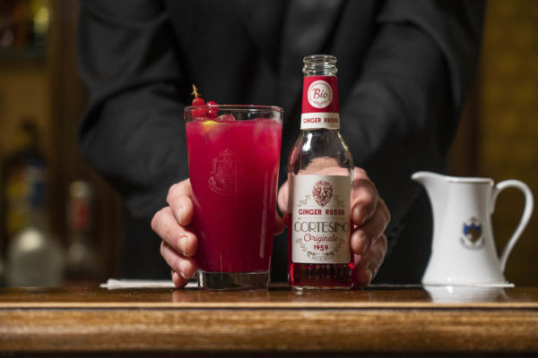 Cocktail analcolico con Ginger Rosso Cortesino. Tendenze salutiste, mixology alcol free, Veganuary.