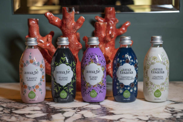 Bevande salutiste ama tè e ama tisana: tè bianco arancia, tè verde matcha, tè nero spezie, camomilla anice, liquirizia finocchio.