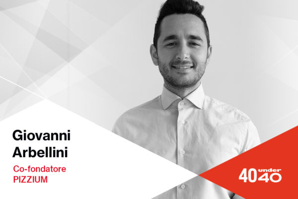 Ritratto di Giovanni Arbellini, co-fondatore di Pizzium, nella lista 40under40. Sorridente e in camicia.