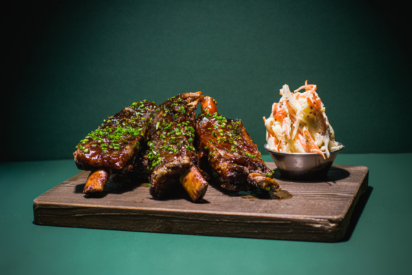 Costine BBQ Al Mercato Street. Deliziose costine con insalata coleslaw. Cucina Marcello Rizza.