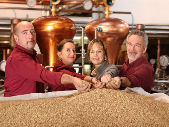 Famiglia Poli con orzo per whisky italiano Segretario di Stato. Distilleria Poli, Schiavon.