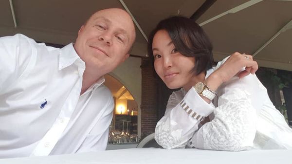 I fondatori di Greek Fusion, anima greca in espansione. Coppia sorridente in abbigliamento bianco.