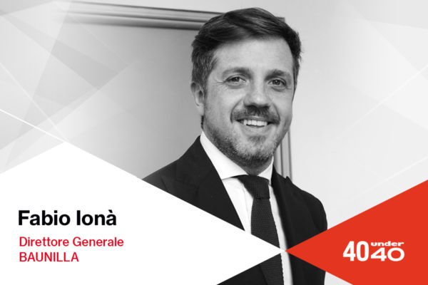 Ritratto in bianco e nero di Fabio Ionà, 40under40, Direttore Generale di BAUNILLA. Giovane leader italiano.