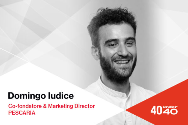Domingo Iudice, co-fondatore Pescaria, tra i 40under40. Ritratto in bianco e nero di giovane imprenditore sorridente.