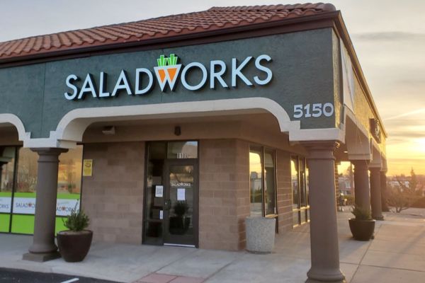 Esterno del ristorante Saladworks. Cucina in affitto USA. Insegna Saladworks.