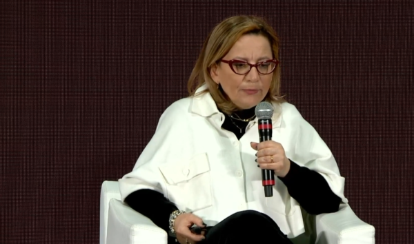 Donna parla al microfono. PNRR e imprese del gelato, Simest.