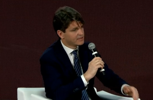 Uomo parla al microfono. PNRR e imprese del gelato: boom richieste a Simest.