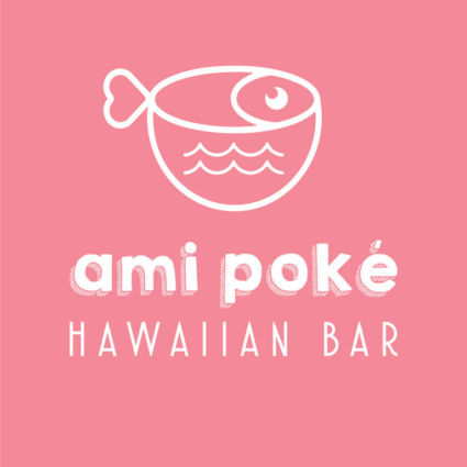 Logo Ami Pokè, bar hawaiano. Grafica con pesce stilizzato e onde. Cucina hawaiana, poke bowl.