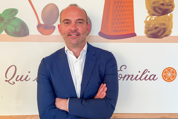 Alessandro Medi di Dispensa Emilia: crescita, tecnologia e talenti. Manager in giacca blu.
