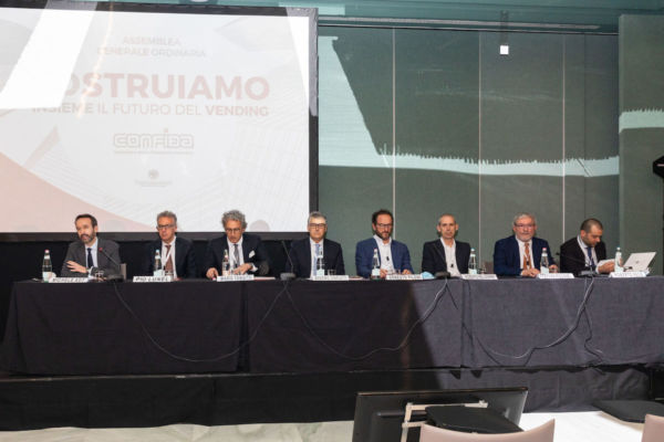 Conferenza CONFIDA: Trapletti presidente. Esperti vending al tavolo, assemblea generale. Futuro del settore automatico.