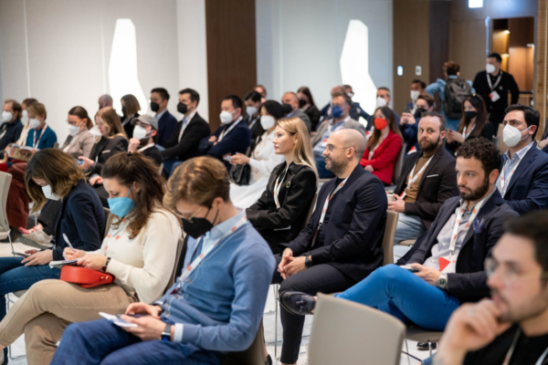 Pubblico alla premiazione 40 Under 40 a Milano. Giovani professionisti, evento in sala conferenze.