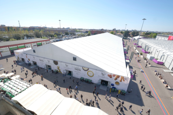 Vinitaly: vista aerea del padiglione fieristico con visitatori. Focus sul vino italiano e l'attrattività del settore.