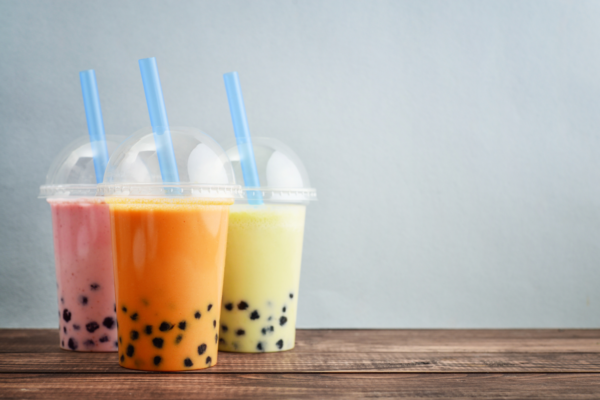 Tre colorati bubble tea Frankly con cannucce. Bevanda rinfrescante con perle di tapioca.