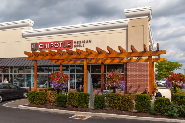 Chipotle Mexican Grill: ristorante con pergola in legno e decorazioni floreali. Cultivate Next.