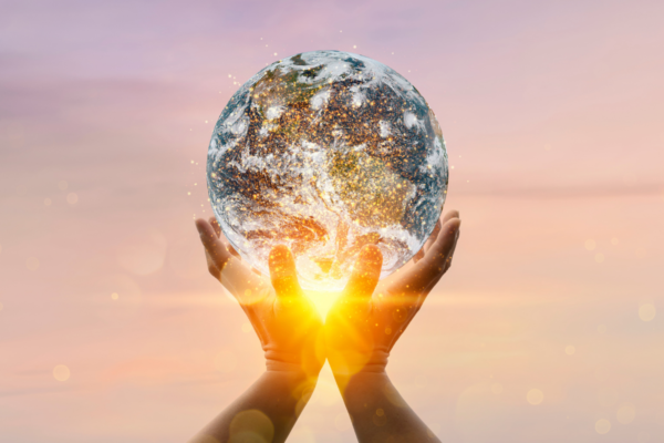 Mani che sorreggono il pianeta Terra. Impegno Future Farm per la Giornata della Terra.