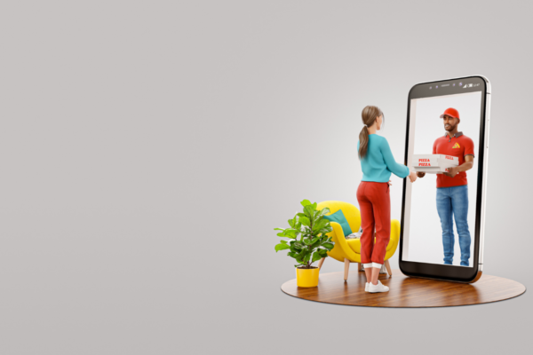 Donna riceve pizza a domicilio da corriere tramite app Alfonsino. Servizio di consegna rapido.