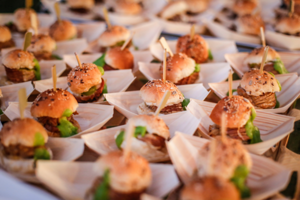Mini hamburger gourmet. Ristorazione USA e Gen Z: nuove tendenze food e reclutamento.