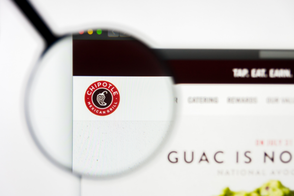 Logo Chipotle con lente d'ingrandimento. Burritos reali con realtà virtuale su Roblox.