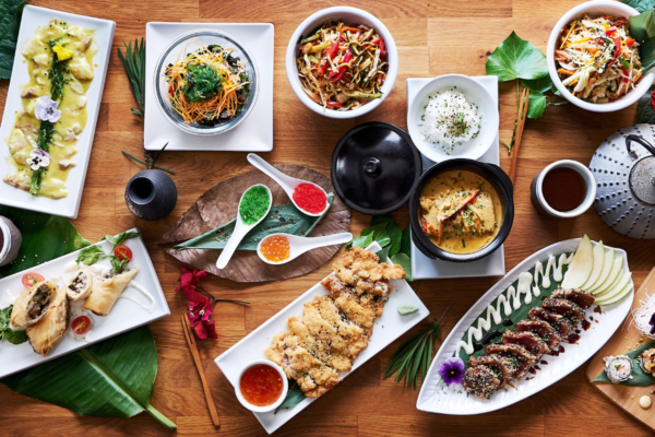 Assortimento Wagamama: piatti asiatici, curry, insalate, riso, involtini primavera. Cucina fusion per Milano Bicocca.