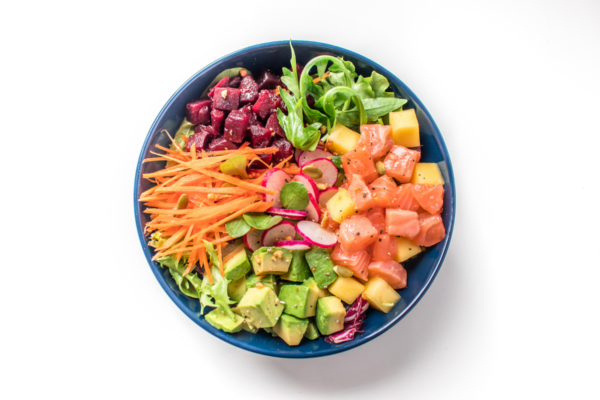 Bowl healthy color: insalata con salmone, avocado, carote, barbabietola e mango.