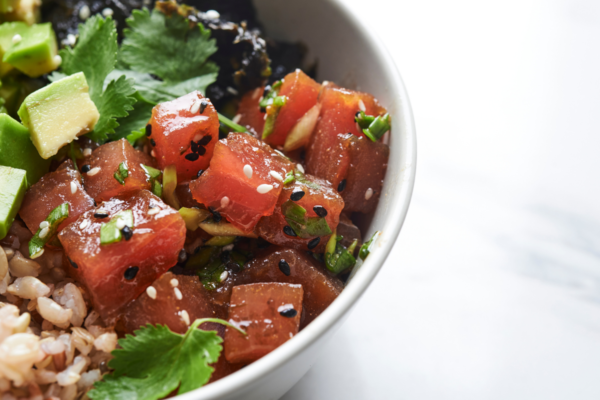 Pokéria NIMA Genova: bowl con tonno, avocado e riso integrale. Cucina hawaiana fusion.