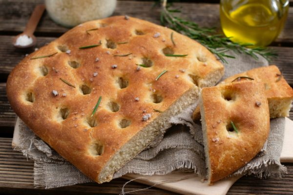 Focaccia artigianale dell'Antica Focacceria San Francesco a Torino. Pane tipico italiano con rosmarino e sale.
