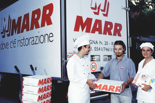 MARR Foodservice: Consegna prodotti alimentari per ristorazione. Chef e personale MARR. Camion e scatole brandizzate.