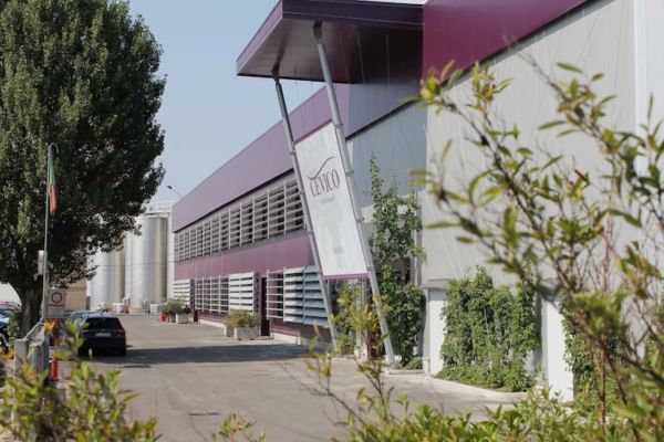 Stabilimento Terre Cevico a Lugo. Produzione vino bio e progetti di espansione nel Sud Italia.