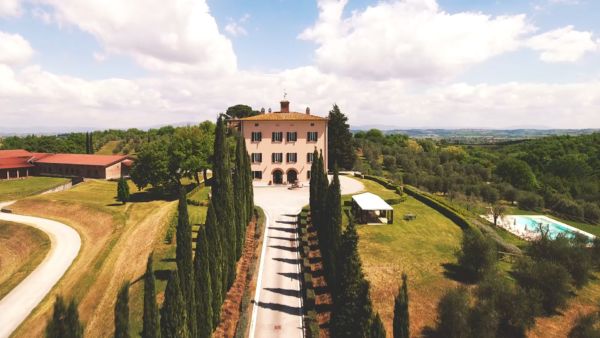 Tenuta del Cerro, cantina Unipol: vista aerea di Villa Grazianella e vigneti toscani.